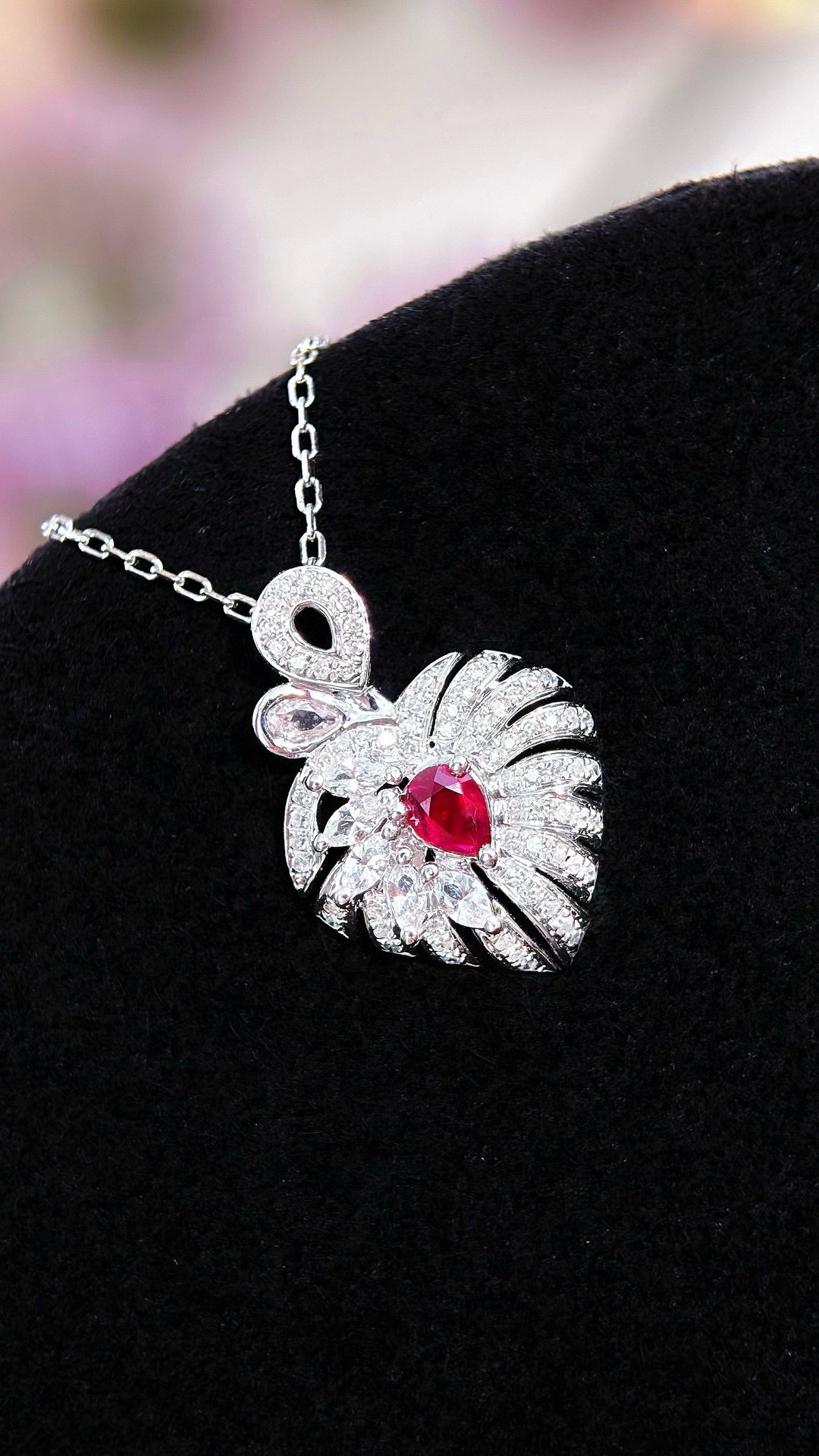 18K金鑲嵌鴿血紅紅寶石吊墜 奢華臻品與市場機遇并存